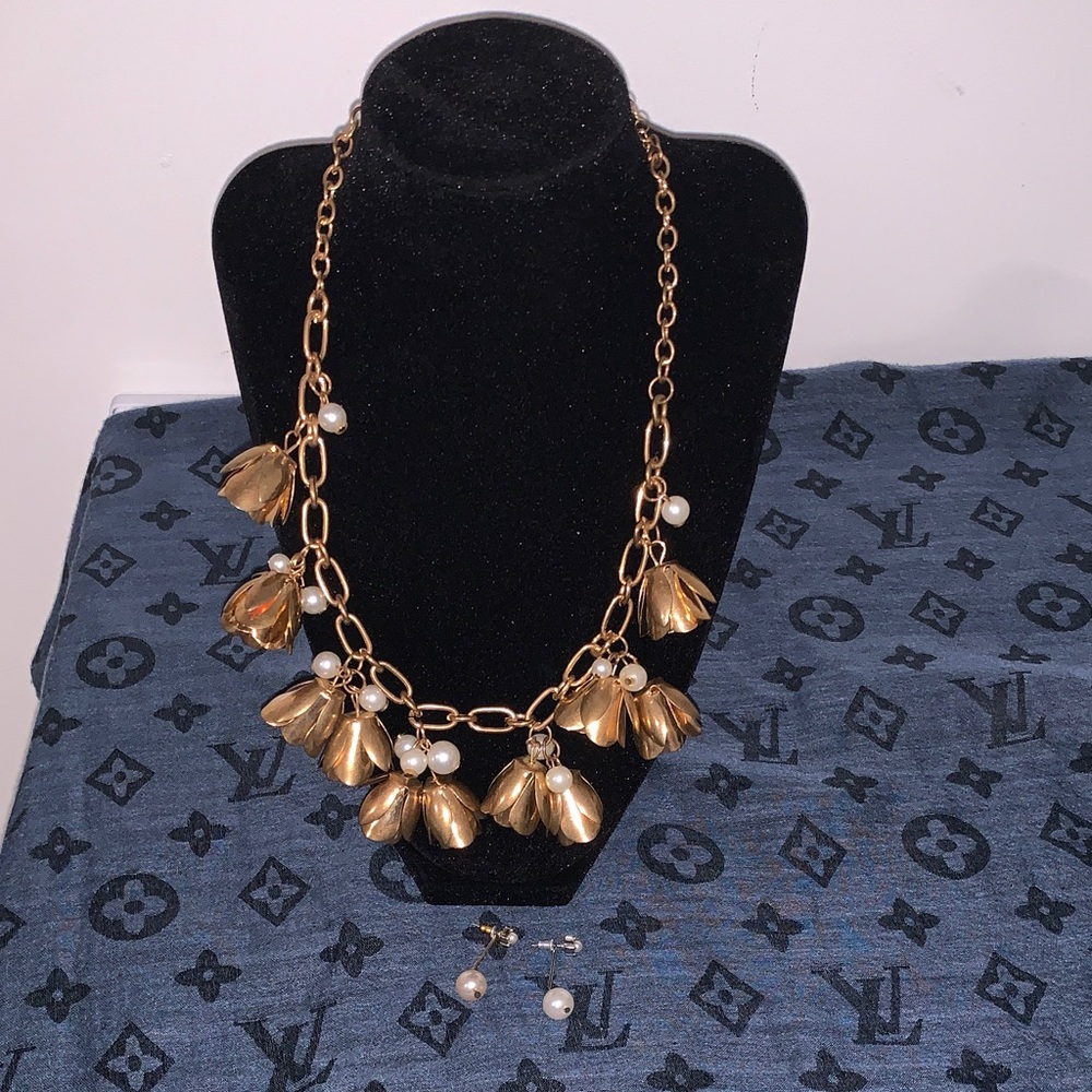 Elegant Gold and Faux Pearl Flower Necklace and pearl earrings